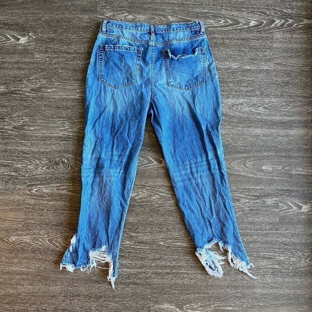 Chelsea and Violet distressed denim mom jeans.
Size‎ 31